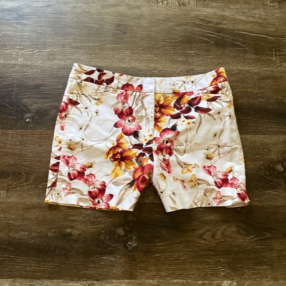 White House Black Market 5” Shorts - Picture 2 of 6